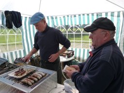 Steffen und Rainer beim Grillen