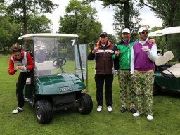 Golf macht Spaß mit&#039;m Gläschen in der Hand