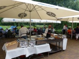 ... und schon gibt es Grillbuffet