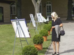 Kerstin bei der Bildbetrachtung