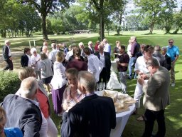 Sektempfang im Sonnenschein